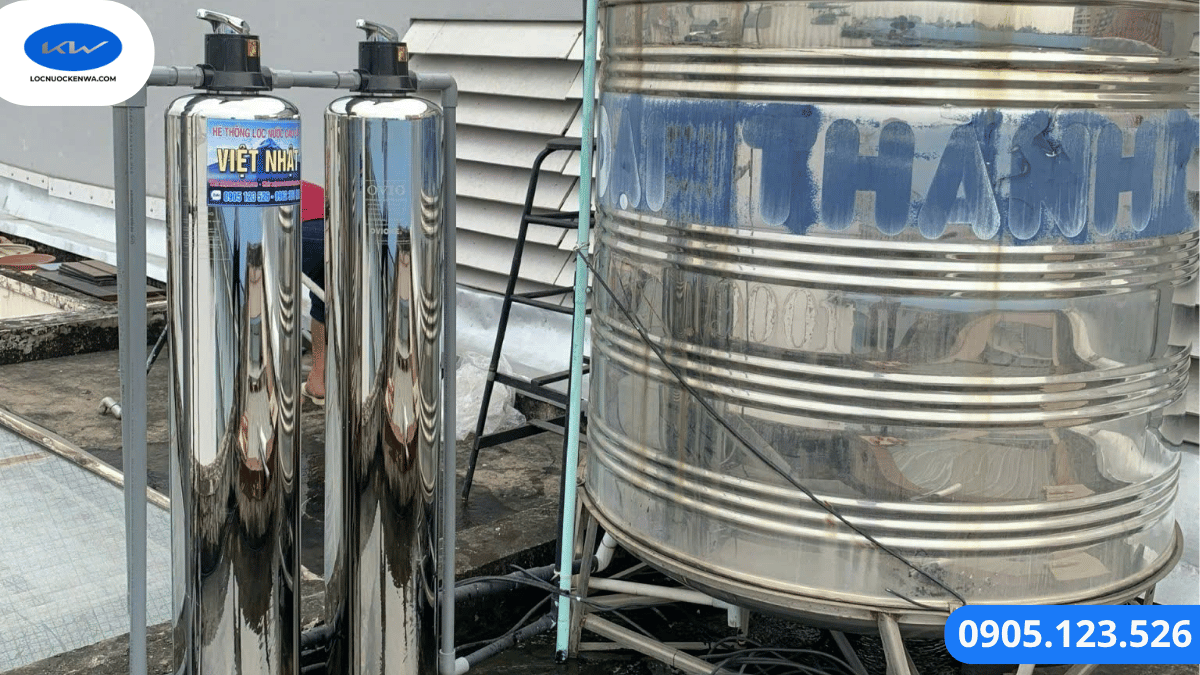 Kỹ thuật viên kiểm tra bộ lọc nước inox 304 tổng sinh hoạt tại TP.HCM