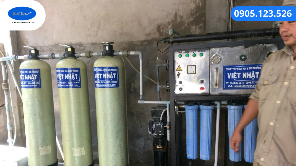 Kỹ thuật viên kiểm tra hệ thống RO công nghiệp 1000 lít mỗi giờ tại Long An