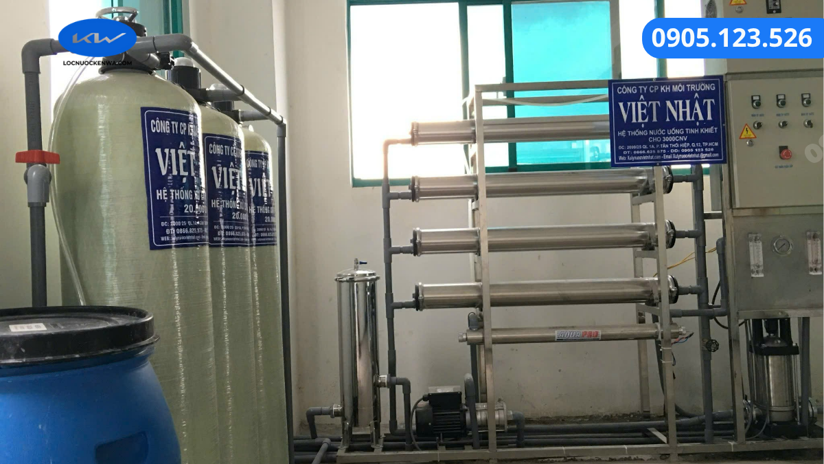 Kỹ thuật viên kiểm tra hệ thống RO công nghiệp cho nhà xưởng
