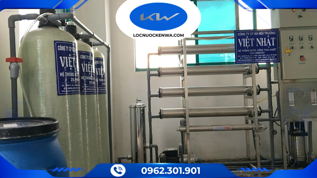 Kỹ thuật viên kiểm tra hệ thống RO công nghiệp cho nhà xưởng