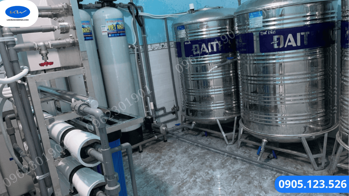 Máy lọc nước RO công nghiệp lắp đặt trong khu kỹ thuật nhà xưởng