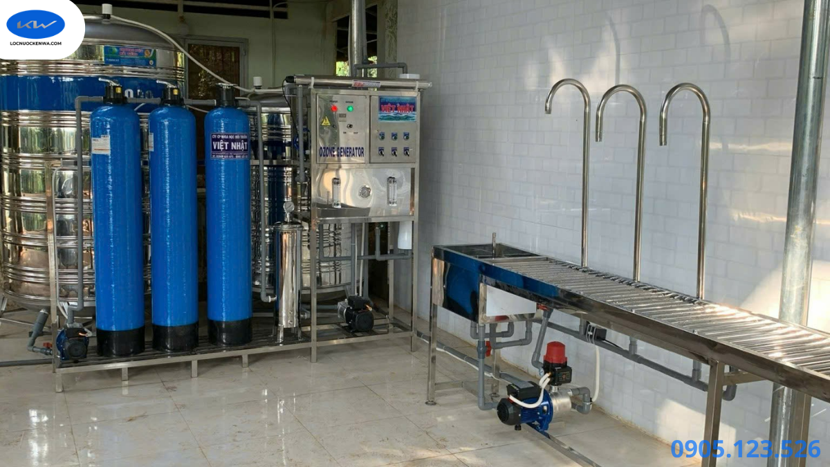 Kỹ thuật viên chạy thử hệ thống lọc nước RO 500 lít giờ tại Long An