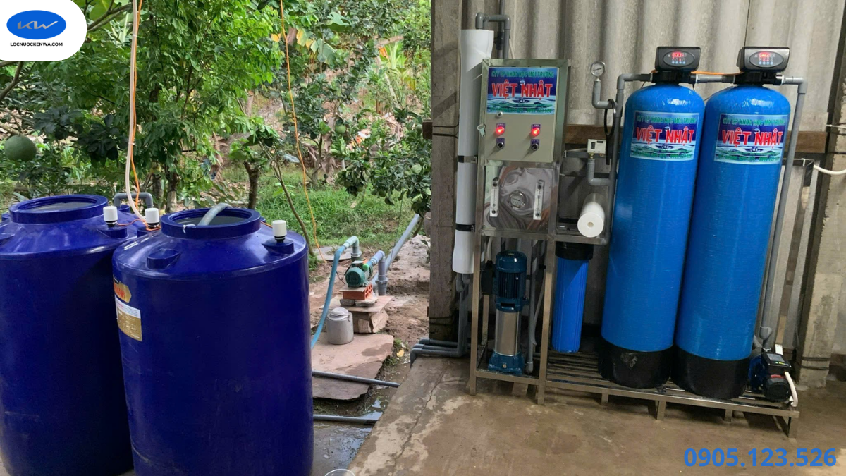 Kỹ thuật viên kiểm tra hệ thống RO xử lý nước mặn tại Châu Thành Bến Tre