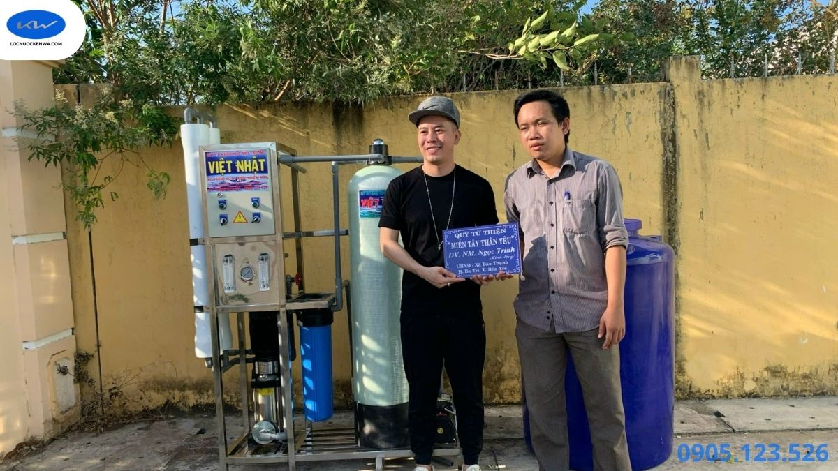 Ngọc Trinh vận động tài trợ máy lọc nước mặn tại Ba Tri Bến Tre