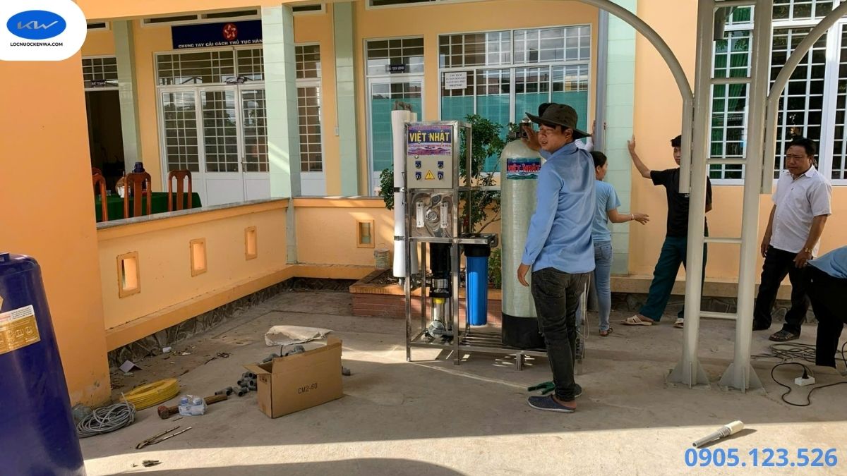 Ngọc Trinh tài trợ máy lọc nước mặn tại Bình Đại Bến Tre