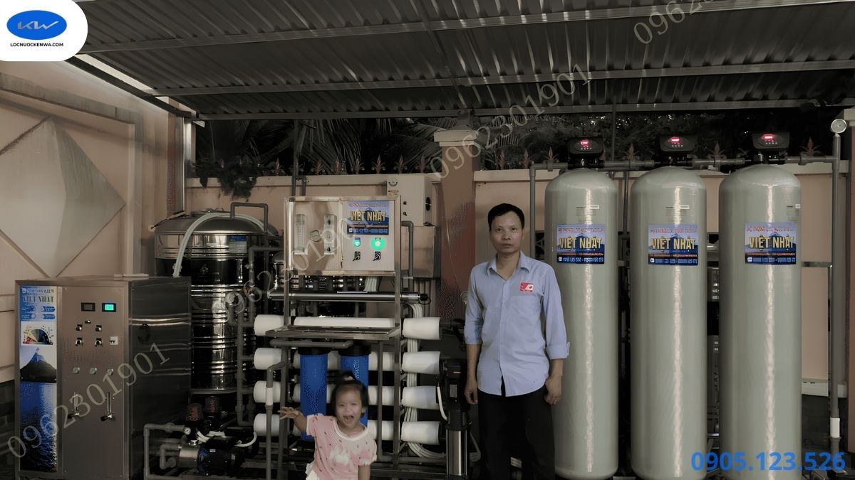 Kỹ thuật viên kiểm tra thiết bị đo pH và điểm lấy mẫu trước điện phân